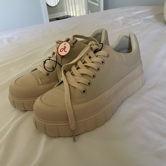 Religious Comfort women’s platform sneakers, size  6 - Picture 7 of 7